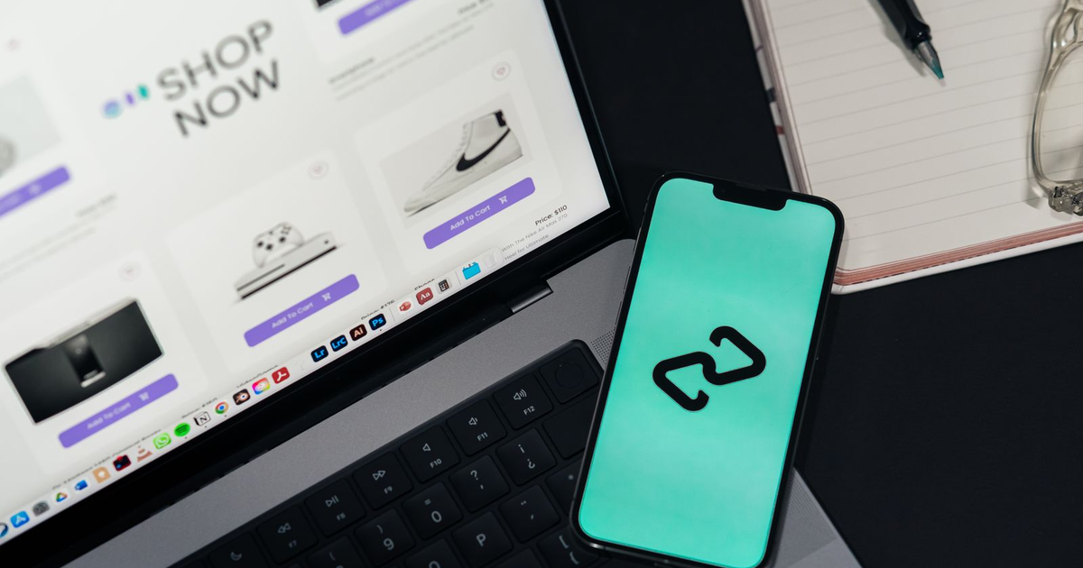 мобільний додаток чи вебдодаток для бізнесу на ноутбуку й смартфоні