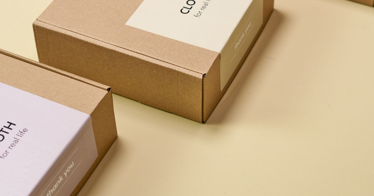 packaging en cajas preparado tras aprobar la nueva identidad de marca