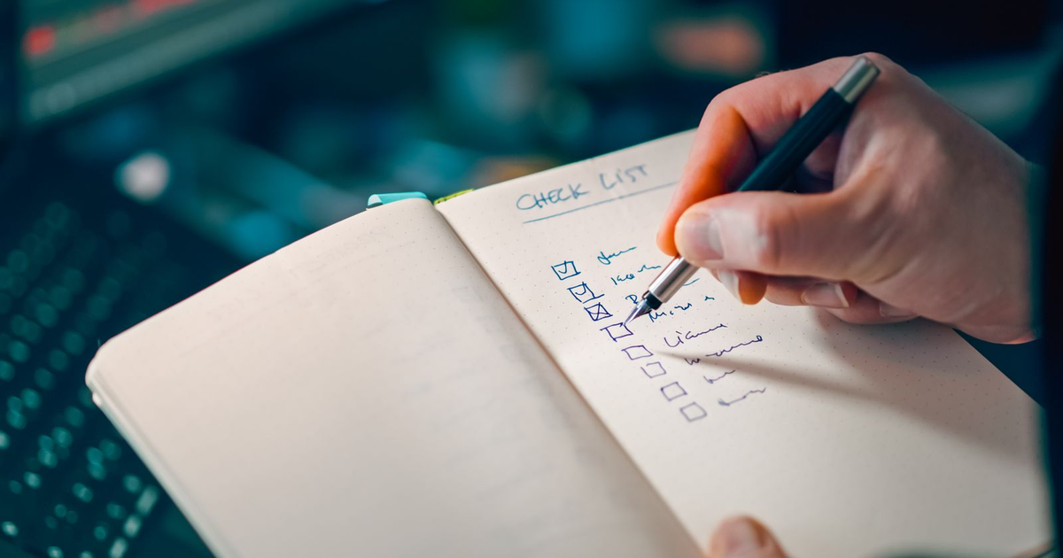 checklist de preparación para la IA escrito en un cuaderno antes de un piloto
