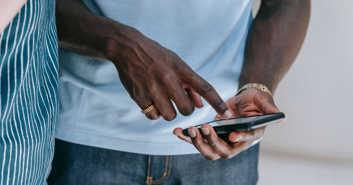 responsable de marketing revisando por qué los leads caros de Meta Ads cuestan tanto