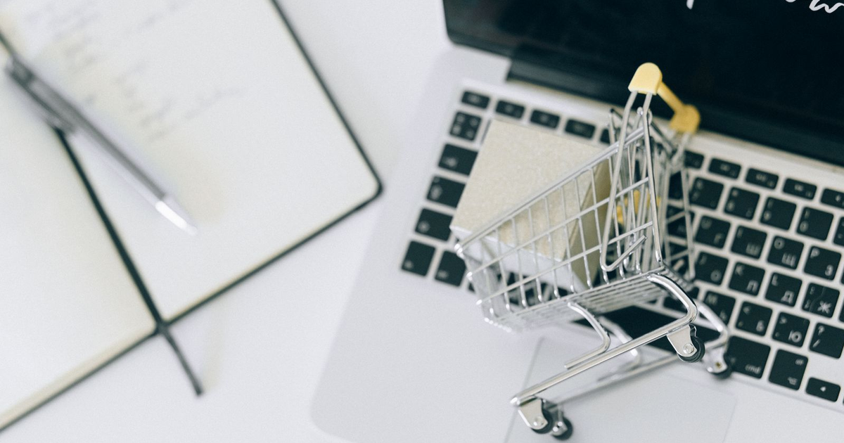 checklist de fichas de producto de una tienda online en un portátil