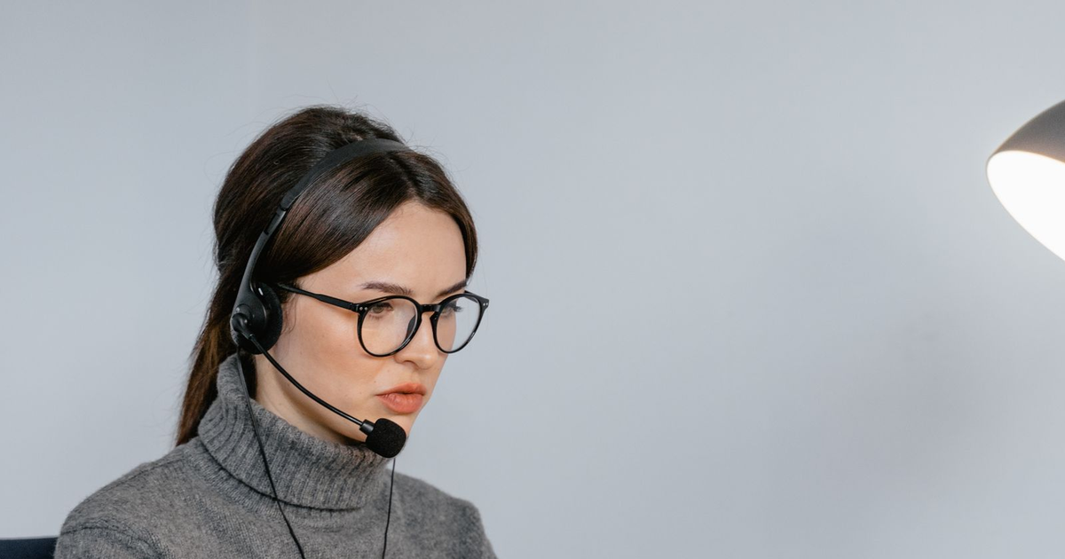 chatbot de IA para atención al cliente: agente leyendo una conversación