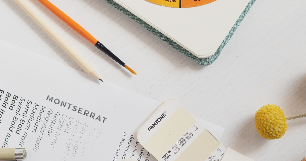muestras de color de la identidad de marca sobre una mesa de diseño