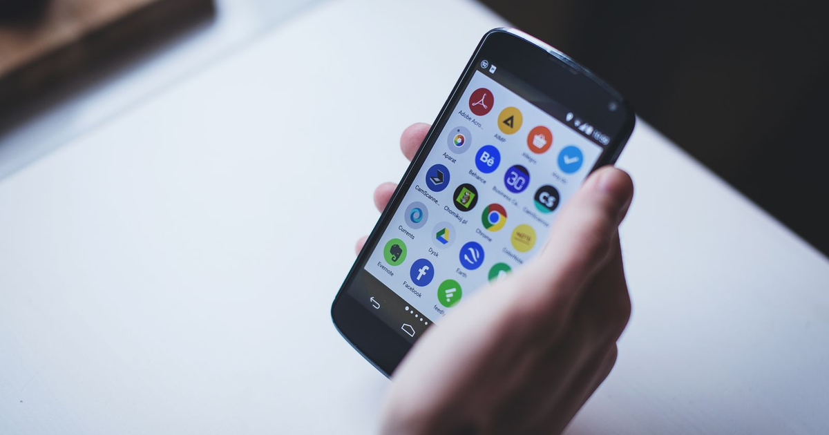mantenimiento de apps: desarrollador revisando informes de errores tras el lanzamiento