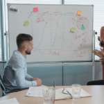 equipo de una pyme ante una pizarra definiendo el posicionamiento de marca en un taller