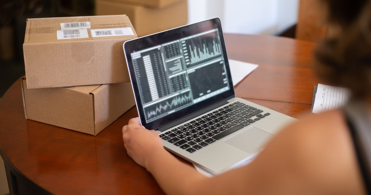 dueño de una tienda online revisando los resultados de adquisición de clientes de Google Ads en un portátil