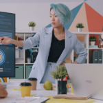 directivo comparando un CRM a medida o estándar junto a un desarrollador