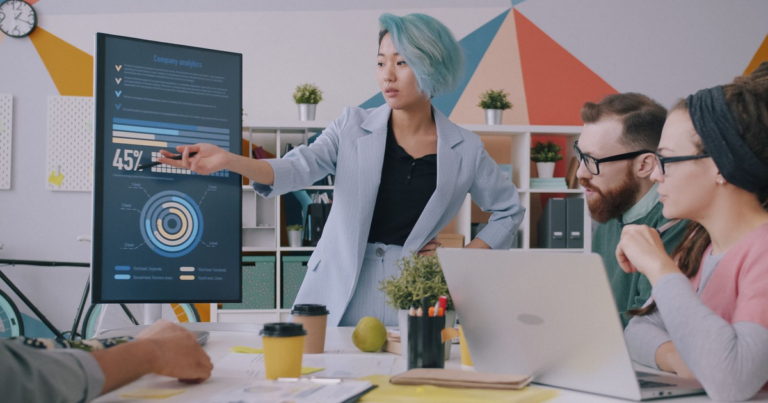CRM a medida o estándar: cuándo desarrollar el suyo y cuándo bastan HubSpot, Pipedrive o Salesforce