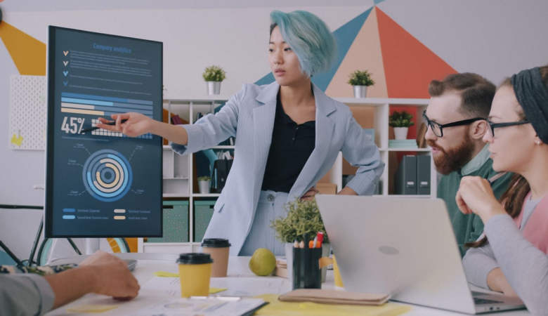 CRM a medida o estándar: cuándo desarrollar el suyo y cuándo bastan HubSpot, Pipedrive o Salesforce