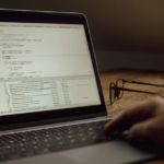 equipo aplicando reglas de seguridad IA en el desarrollo de software