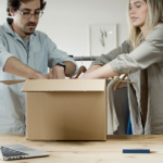 equipo preparando pedidos y gestionando devoluciones en una tienda online