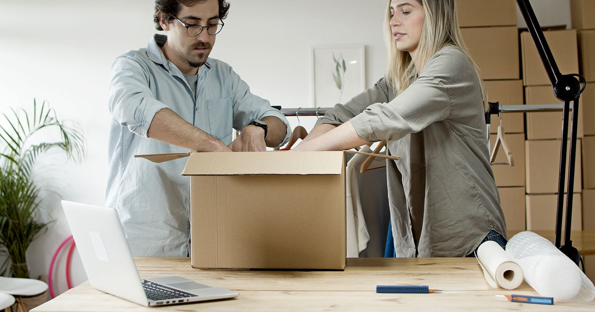 equipo preparando pedidos y gestionando devoluciones en una tienda online