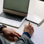 fundador que planifica LinkedIn para empresas B2B