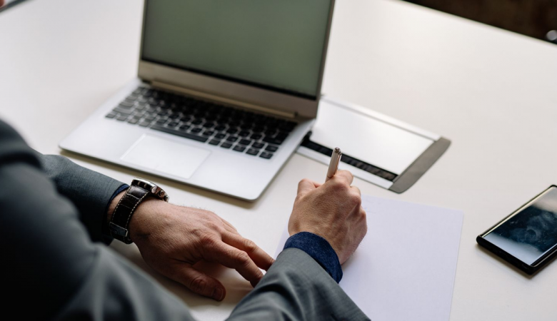 LinkedIn para empresas B2B: página de empresa o perfil del fundador y un plan de 2 horas por semana